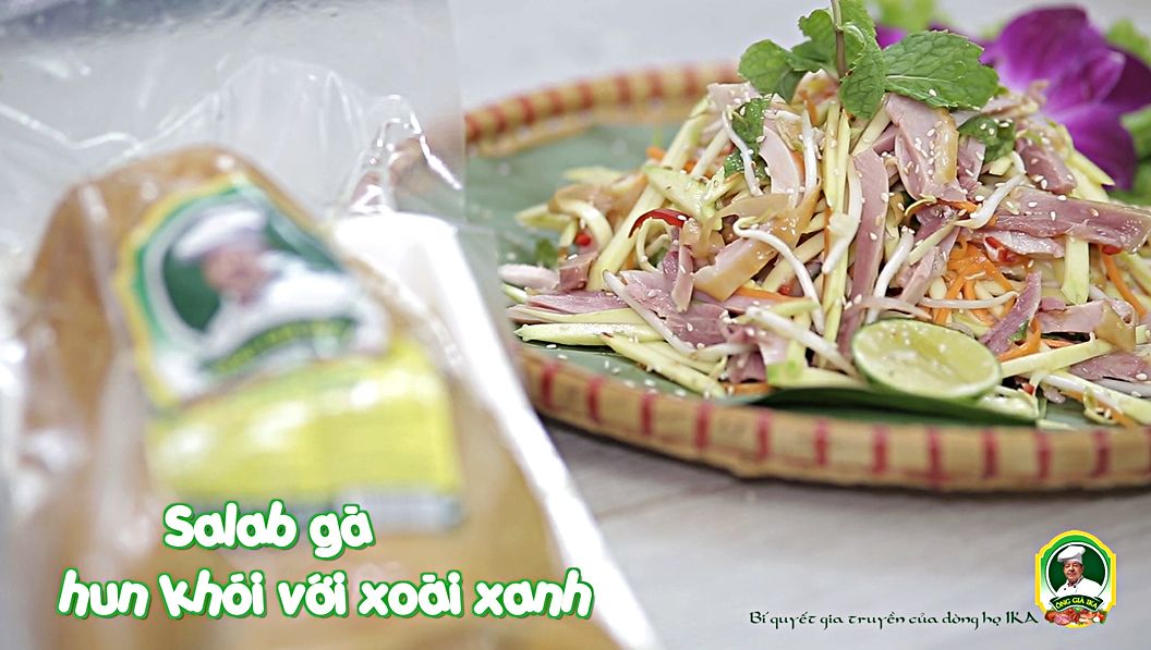 Salad gà hun khói với xoài xanh