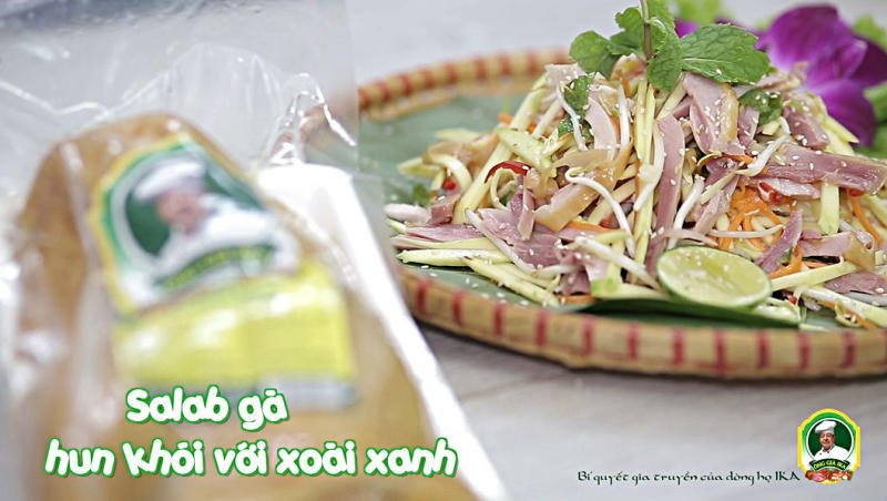 Salad gà hun khói IKA với xoài xanh