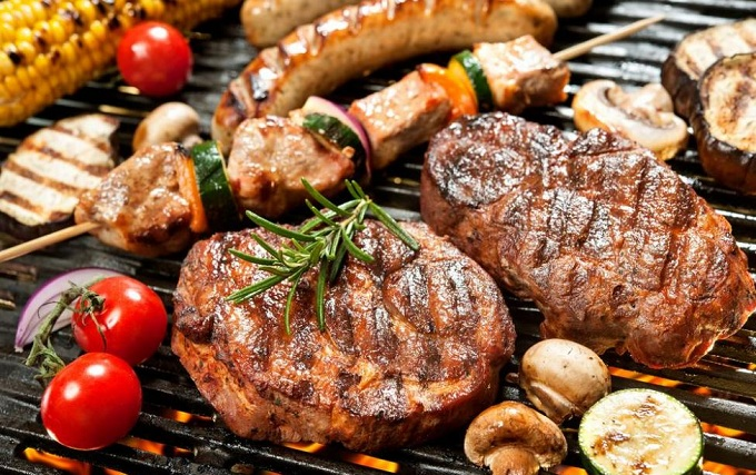 Các món ăn được tẩm ướp trong bữa tiệc nướng BBQ