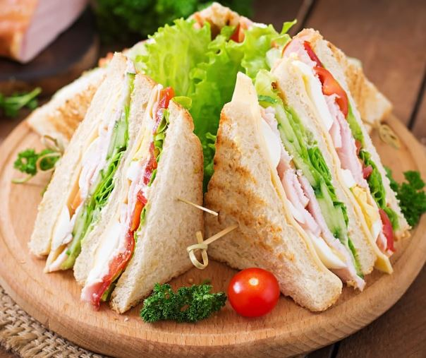 Bánh mì sandwich kẹp thịt hun khói