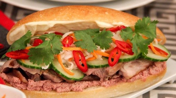 Bánh mì pate xúc xích