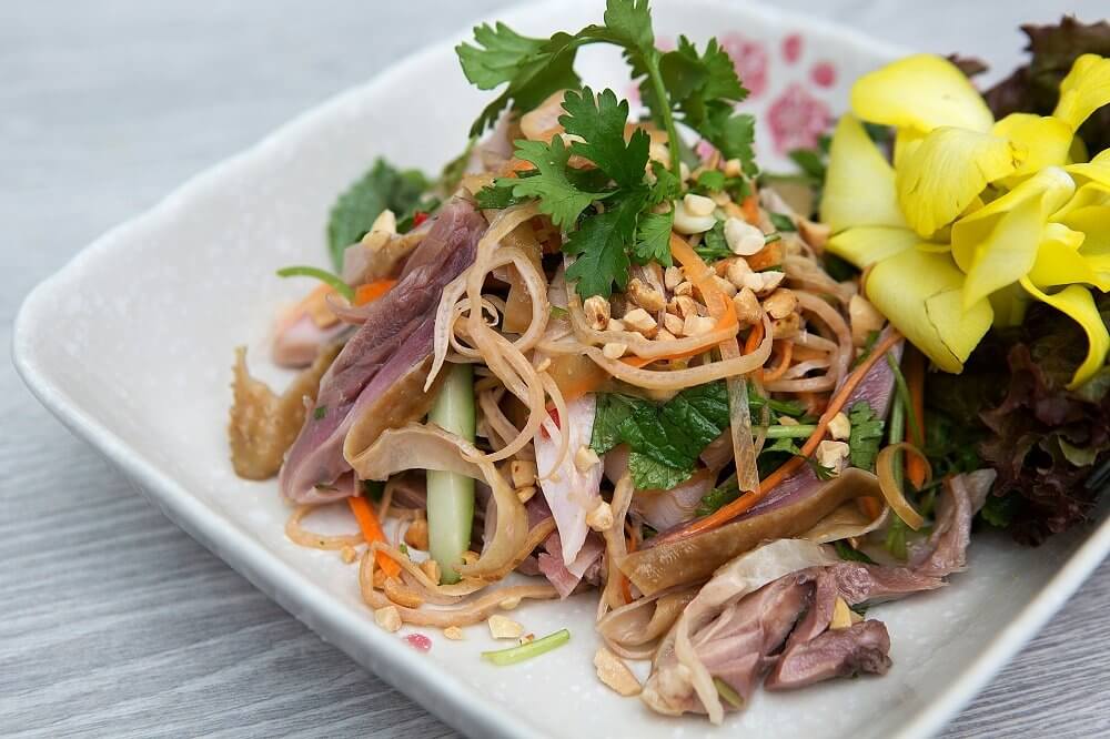 Salad gà hun khói hoa chuối sau khi hoàn thành