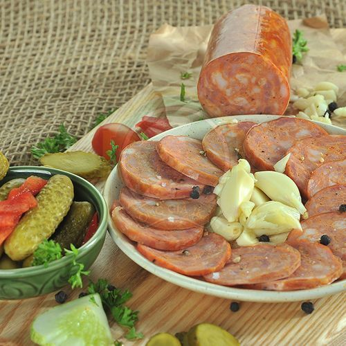 Salami tỏi IKA có vị đậm đà của thịt   hòa quyện với hương vị thơm nồng của tinh bột tỏi