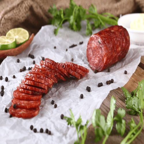 Salami tiêu đỏ Ông già IKA sau khi mua về thái lát mỏng vừa ăn