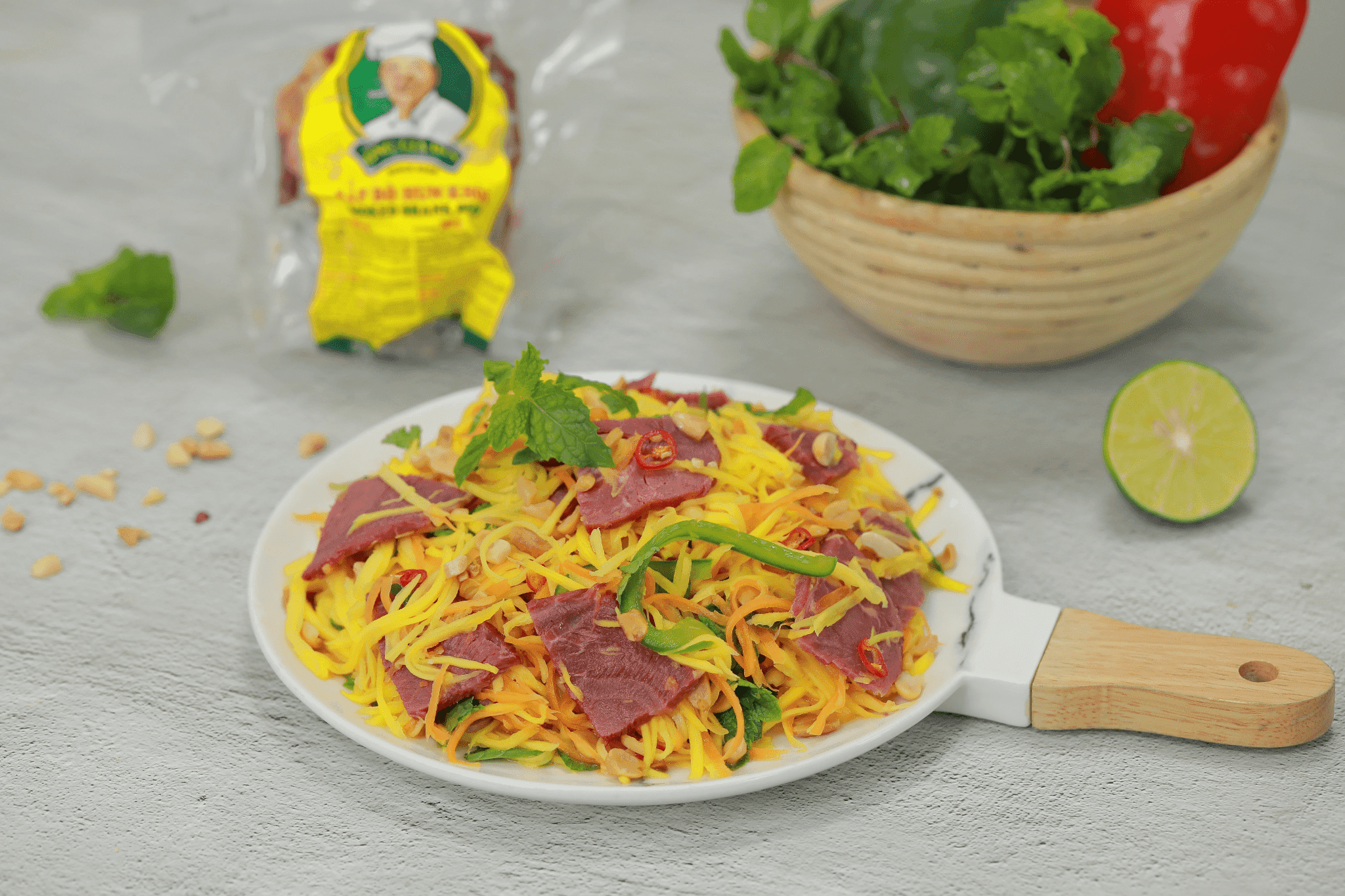 Nộm xoài bắp bò hun khói sau khi hoàn thành