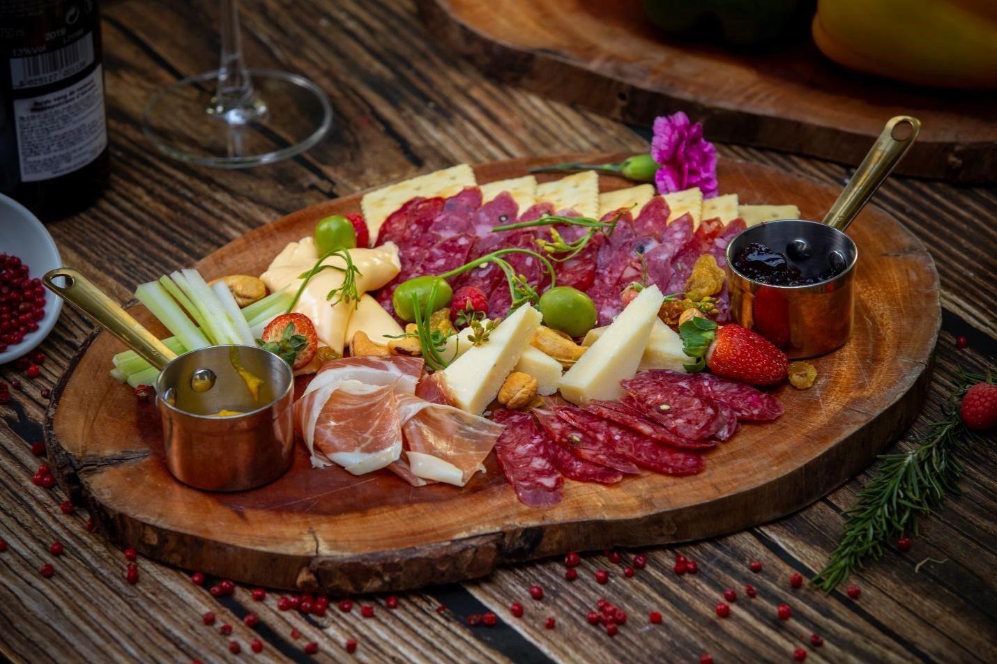 Salami Hercules IKA bày trang trí Cold Cuts Platter cho đêm tiệc Giáng sinh