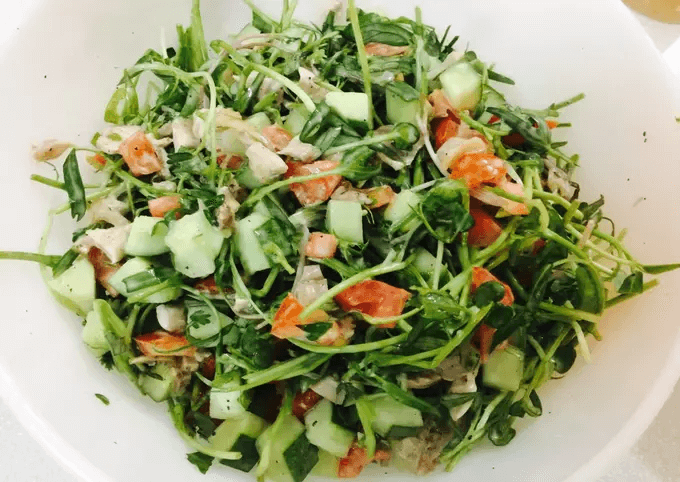 Salad gà hun khói rau mầm sau khi hoàn thành