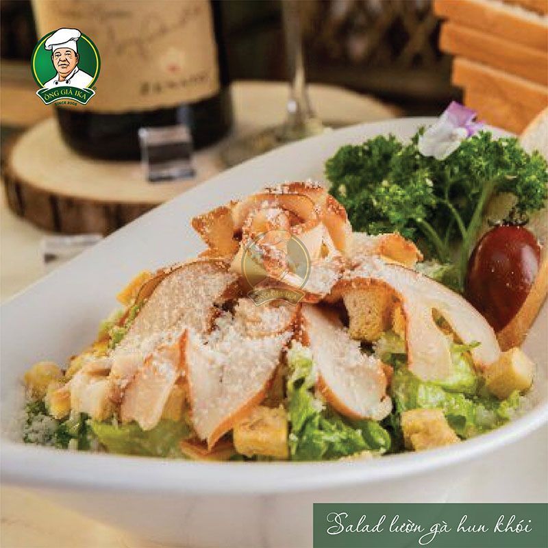 Salad được làm tử sản phẩm lườn gà hun khói Ông già IKA