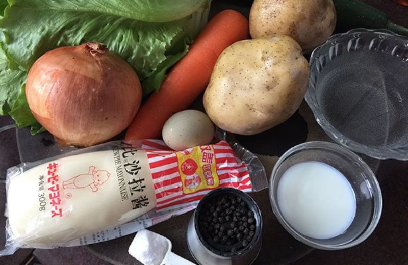 Chuẩn bị đầy đủ nguyên liệu làm món salad khoai tây kiểu Nhật