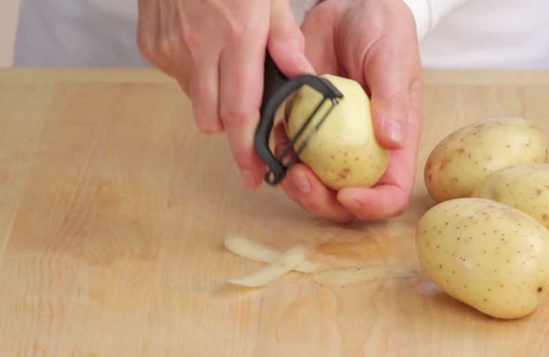 Gọt vỏ khoai tây và sơ chế sạch sẽ trước khi tiến hành làm món salad nhé