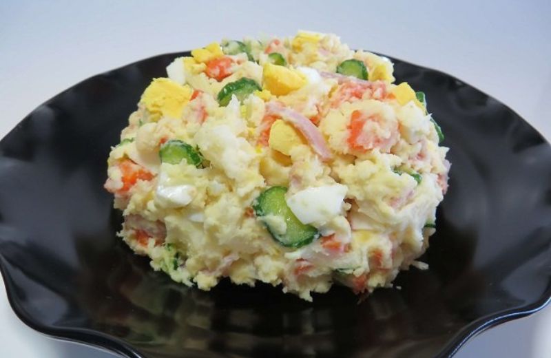 Tiến hành thực hiện theo từng bước chỉ dẫn để làm món salad khoai tây kiểu Nhật chuẩn vị nhất