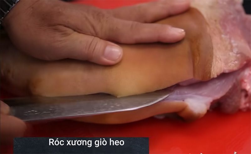 Lọc xương khỏi giò heo cho thịt nhanh mềm hơn