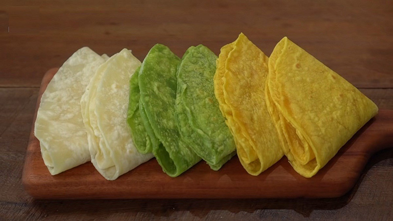 Bánh tortilla làm từ các nguyên liệu khác nhau mang hương vị và màu sắc khác nhau