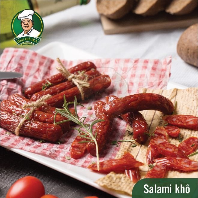 Salami khô nhỏ có kết cấu khô, dẻo, vị thịt ngọt, đậm đà, độ béo ngậy vừa phải.