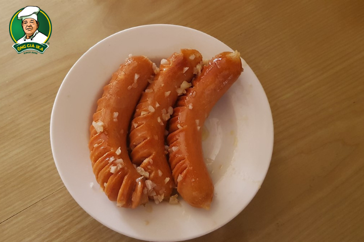 Xuc-xich-lam-mon-gi-ngon-an-com-Tong-hop-4-mon-an-ngon-tu-xuc-xich-sieu-ngon-sieu-hap-dan-1.png