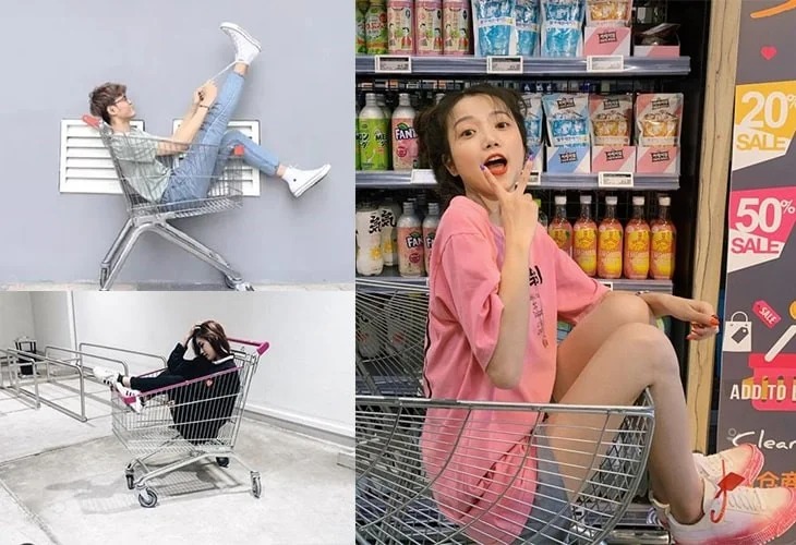 Tạo dáng ngồi trong xe đẩy trong siêu thị