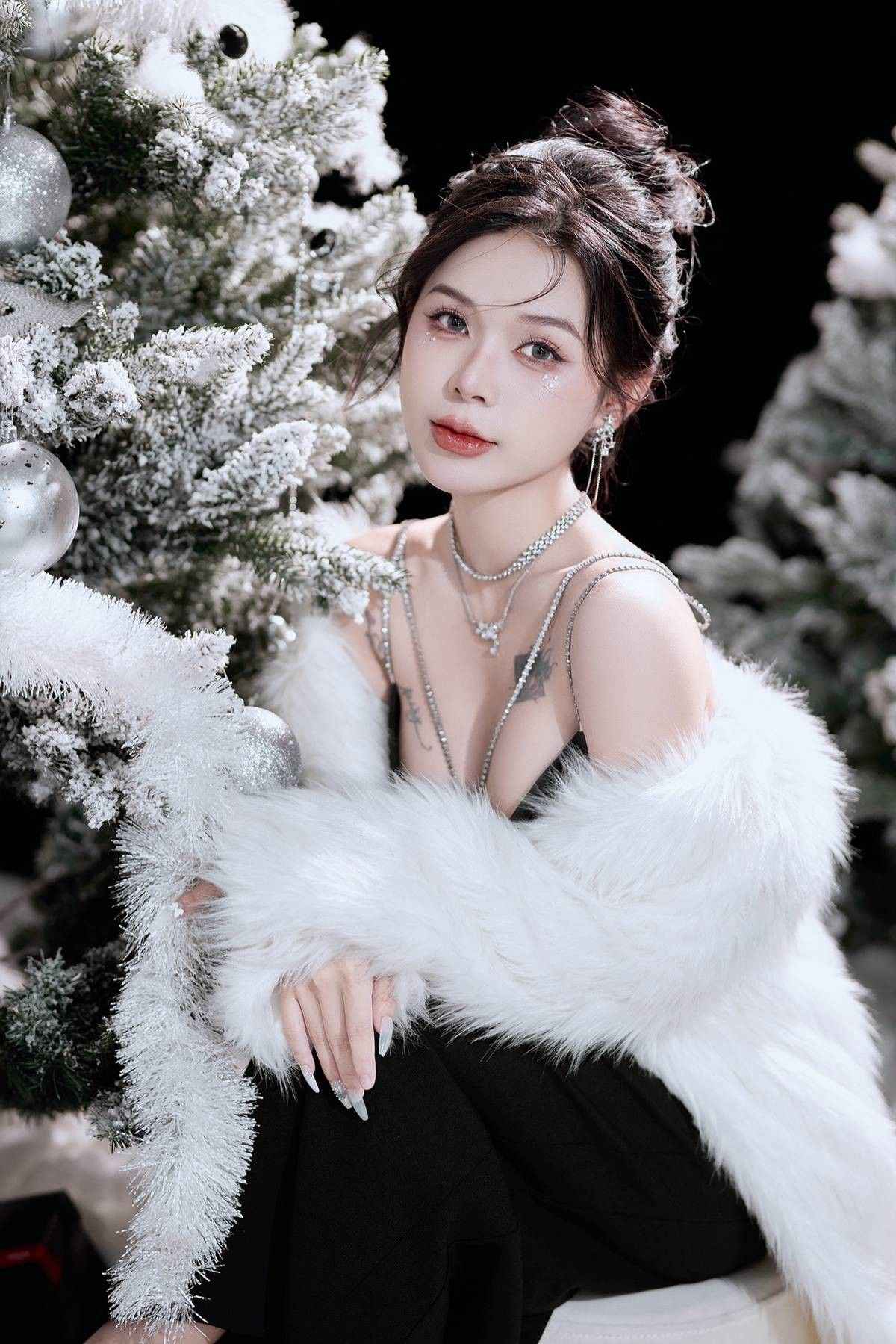 Chụp hình với cây thông kiêu kỳ cuốn hút