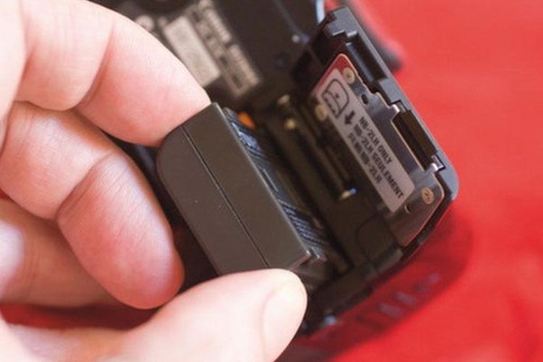 Tháo pin sau khi dùng là cách bảo quản pin máy ảnh đúng