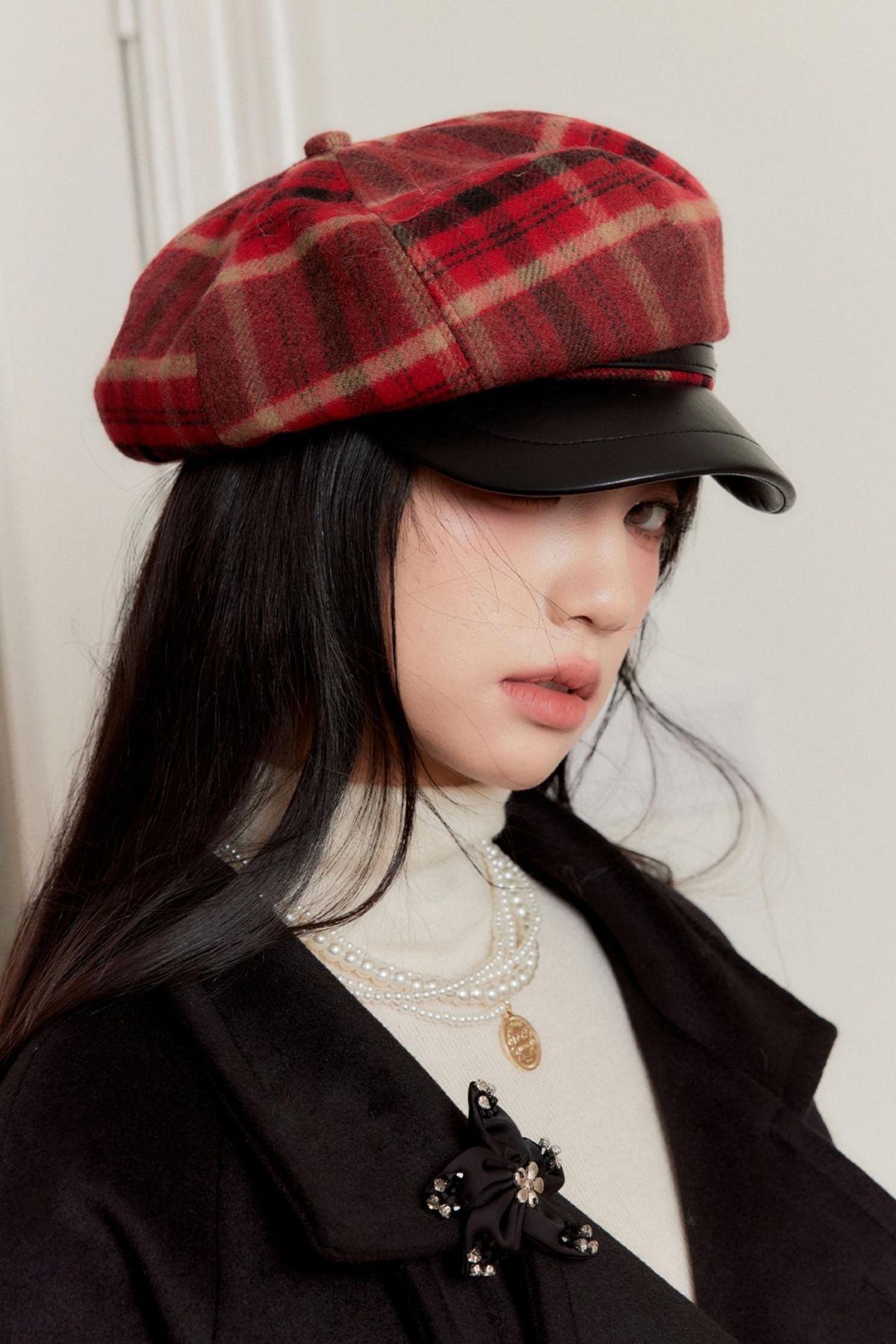 Mũ beret họa tiết caro đỏ đen hô giúp nàng trở nên vô cùng dịu dàng