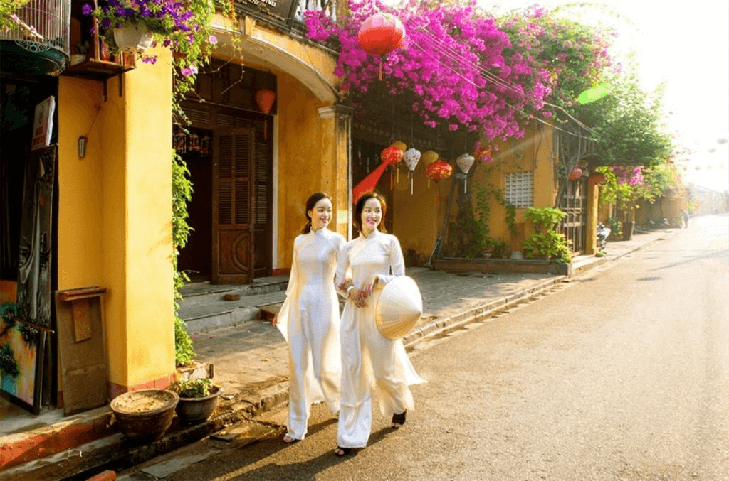 Áo dài trắng nổi bật giữa nền tường cổ