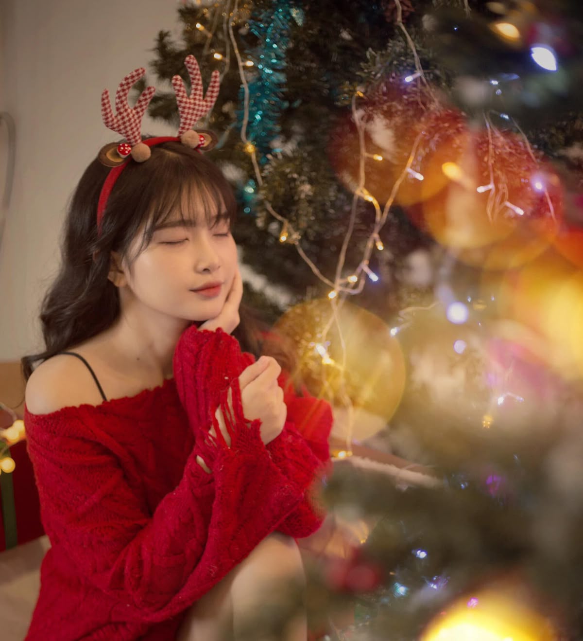 Hay nhiều khi chỉ đơn giản là 1 chiếc áo len đỏ dáng rộng phối cùng bốt đen hoặc chân váy da là bạn đã có trang phục chụp ảnh giáng sinh cực xinh rồi