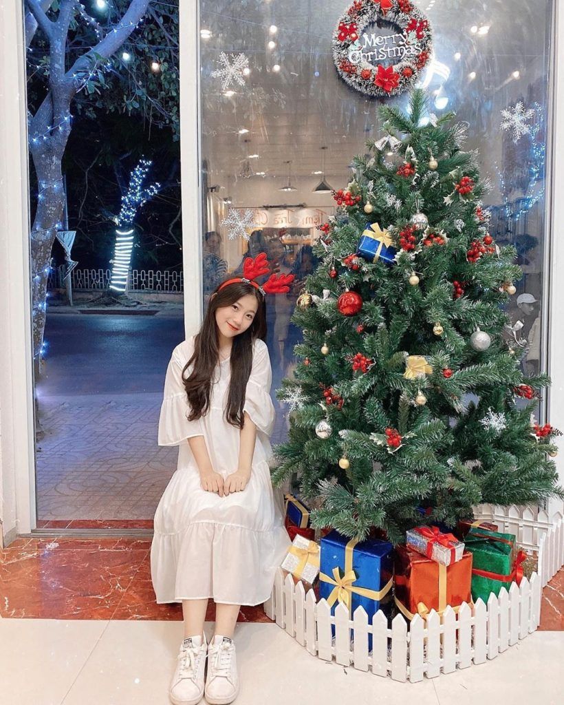 Style đón Giáng sinh đơn giản mà xinh xắn của sao Hàn, các nàng học được  khối chiêu mặc đẹp đi chơi lễ