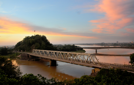 Cầu Hàm Rồng  bắc qua sông Mã là biểu tượng cho ý chí kiên cường của những người con xứ Thanh