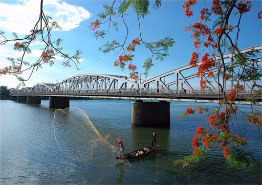 Khám phá vẻ đẹp mộng mơ của Huế