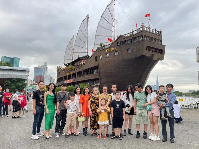 Check in du thuyền Sài Gòn