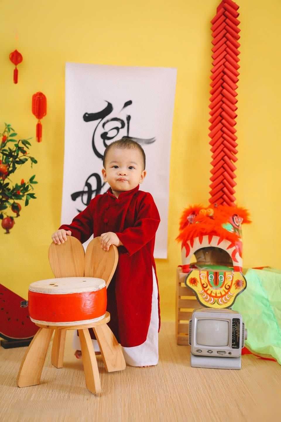 Chụp ảnh cho bé với câu đối, pháo hoa