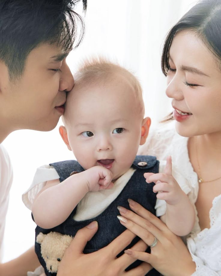 Biểu cảm tự nhiên và đầy niềm vui khi chụp ảnh gia đình