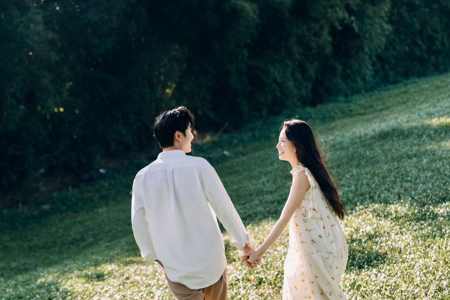 Chụp ảnh đang trò chuyện, cười đùa tự nhiên