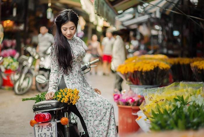 Không thể không nhắc đến chợ hoa Hồ Thị Kỷ, nơi luôn tấp nập người qua lại mỗi dịp Tết đến xuân về