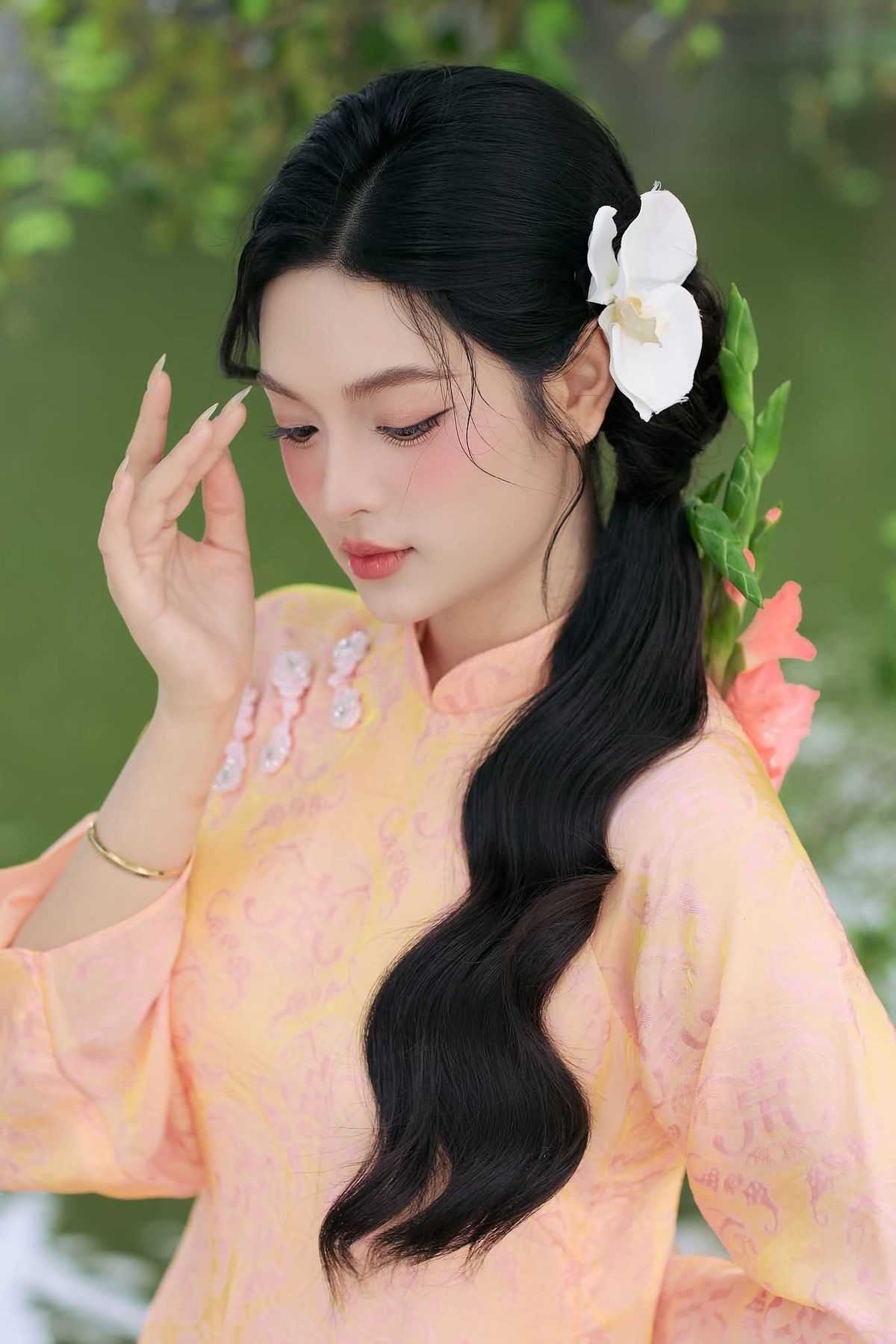Chụp ảnh áo dài với dáng cúi đầu