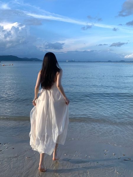 Dáng bước nhẹ trên cát biển tự nhiên đầy cuốn hút