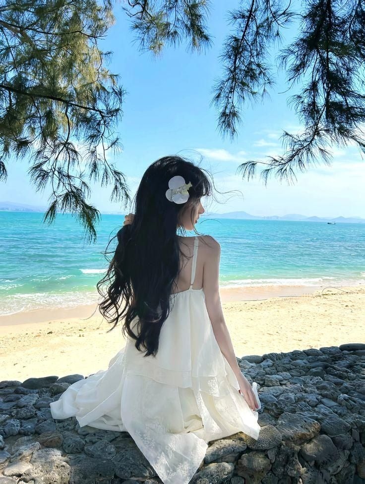 Tạo dáng quay lưng ngắm biển đầy thơ mộng cuốn hút