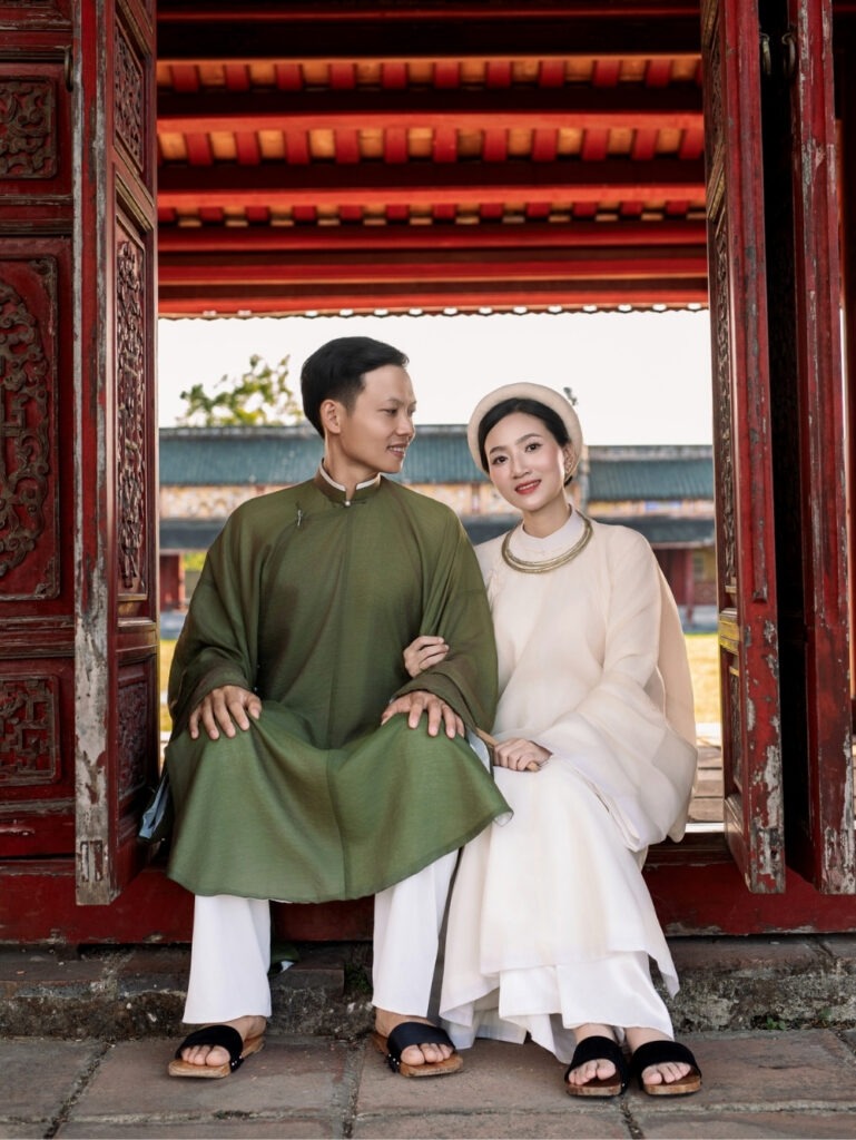 Khoảnh khắc ngọt ngào e ấp bên vách cửa rêu phong