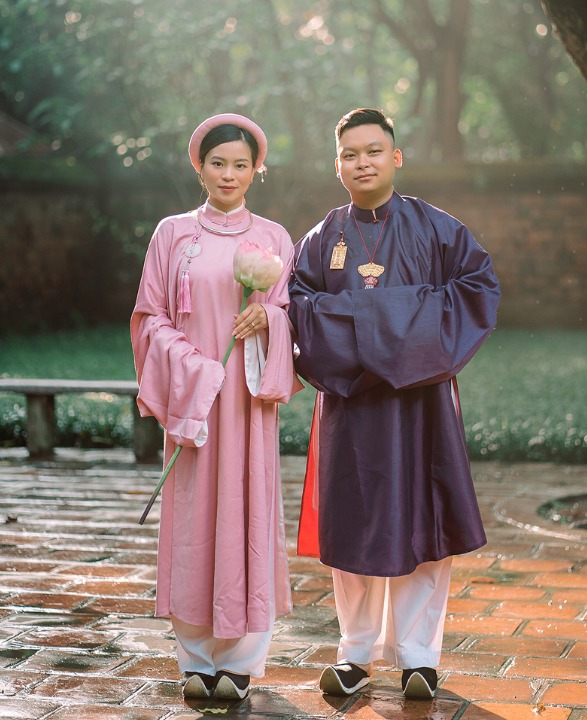 Bối cảnh Văn Miếu linh thiêng cho ảnh cưới truyền thống