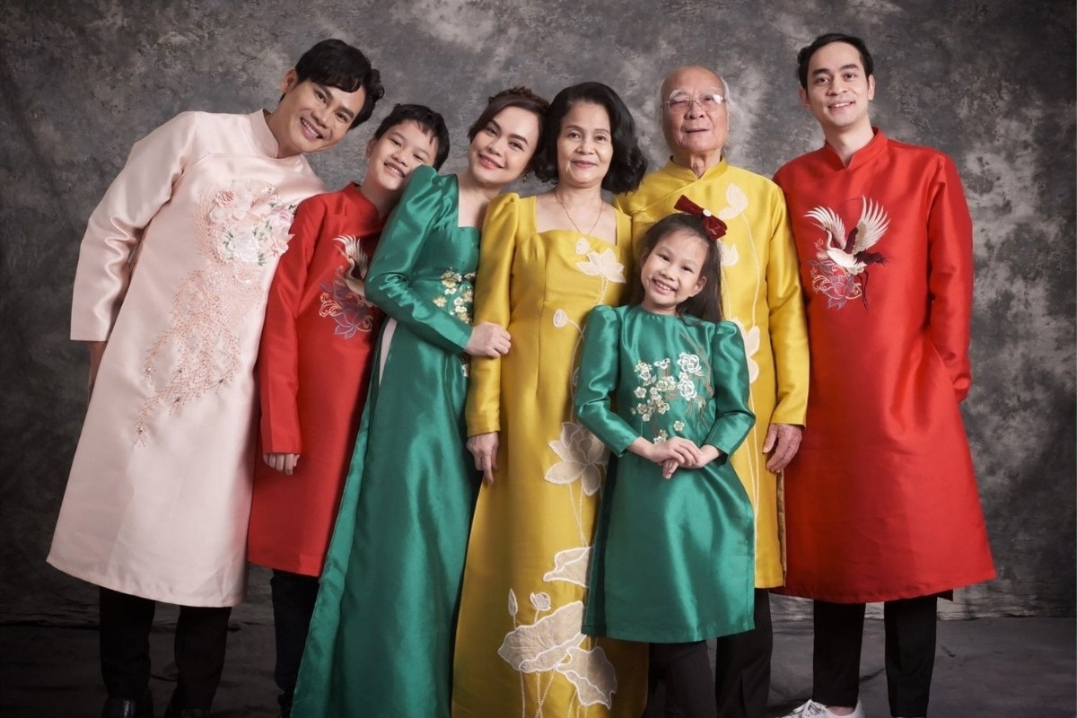 Gia đình mặc trang phục tone sur tone thanh lịch studio