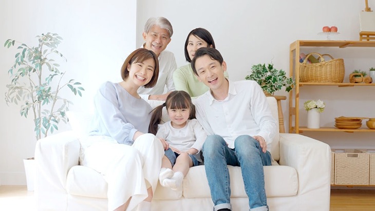 Cả nhà quây quần ấm áp trong góc phòng khách nhỏ