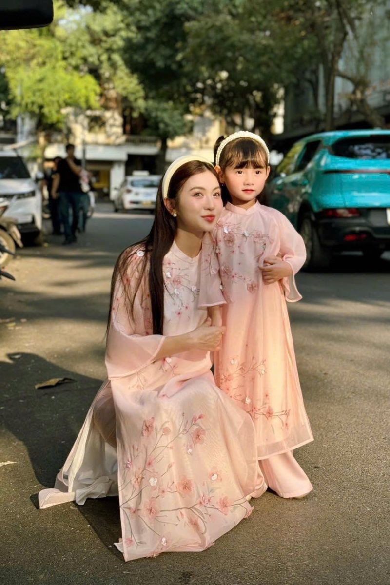 Mẹ và con gái diện áo dài đôi duyên dáng