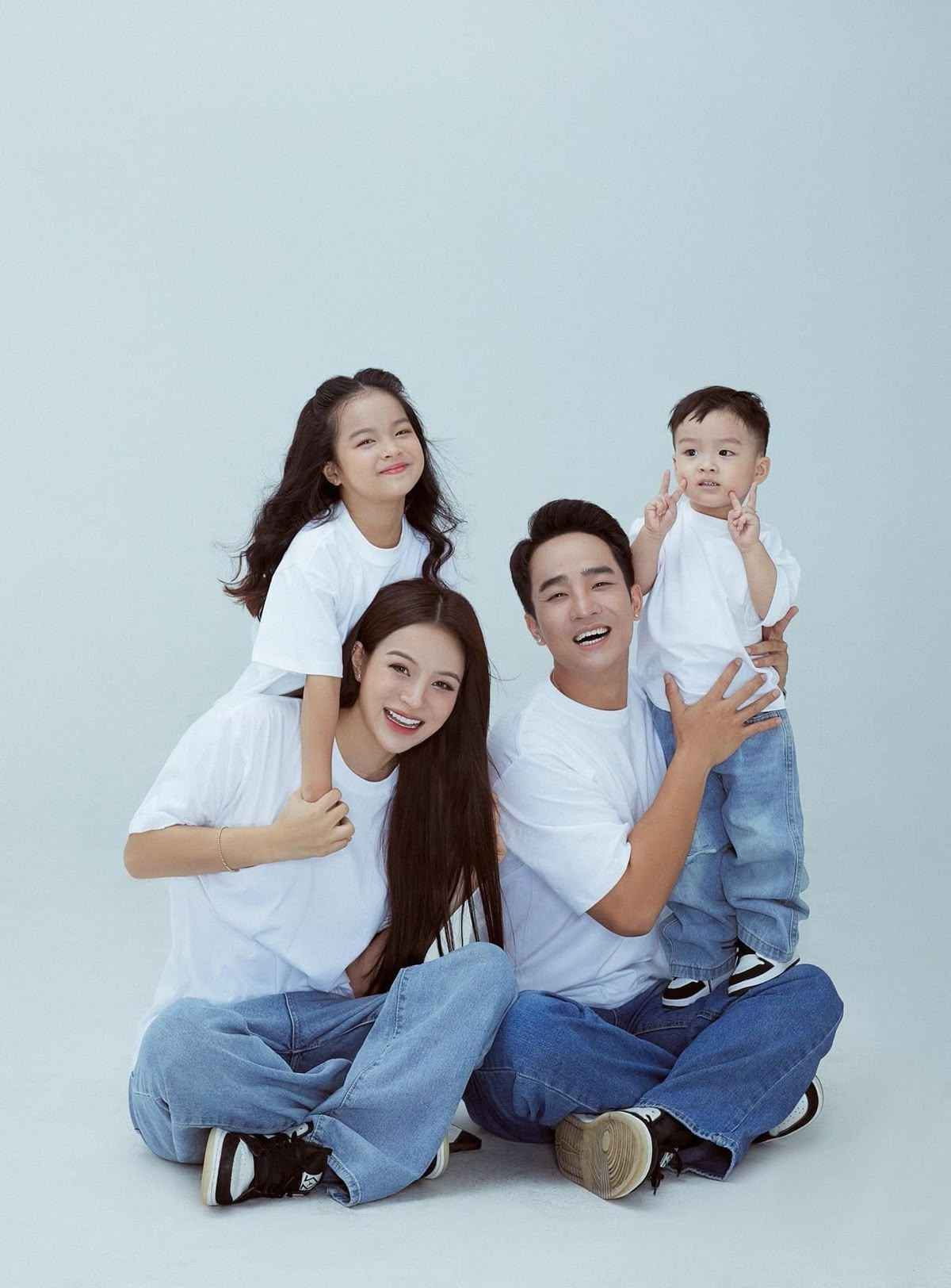 Ý tưởng chụp ảnh gia đình 4 người siêu độc đáo