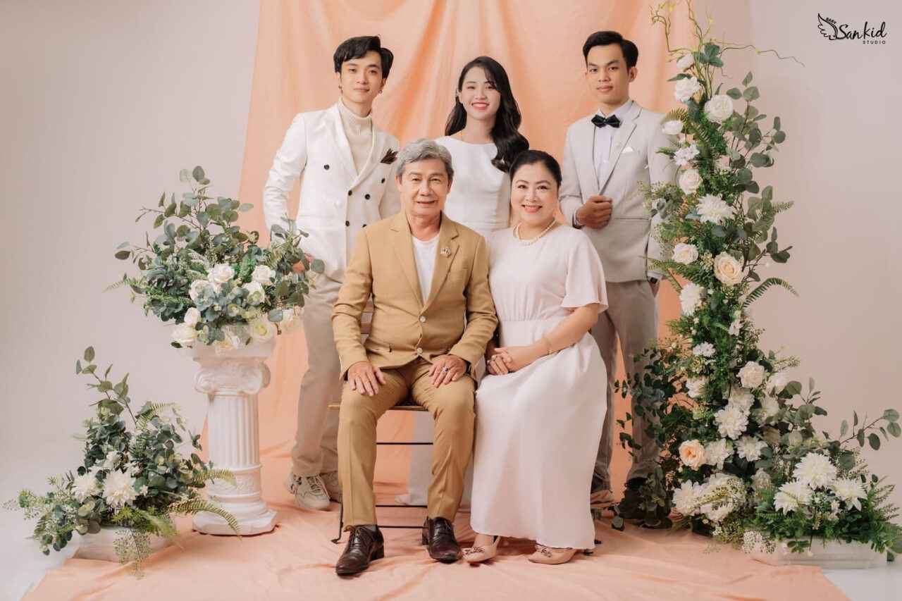 Cách tạo dáng khi chụp ảnh gia đình 5 thành viên