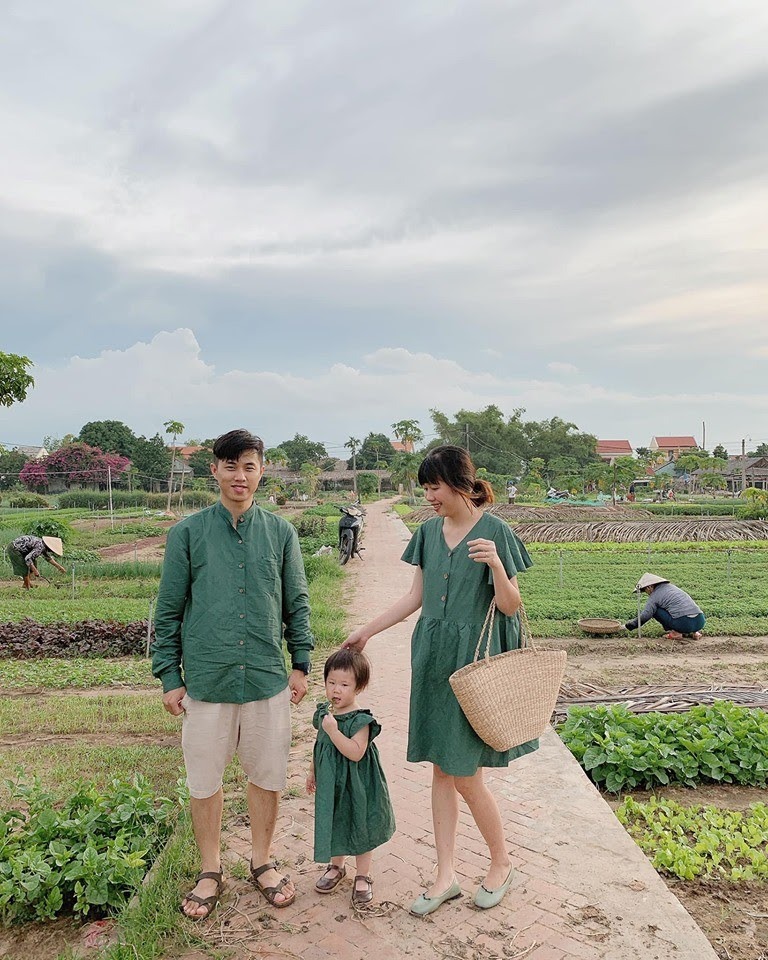 Bố mẹ cùng con tạo dáng nhí nhảnh nhí nhố