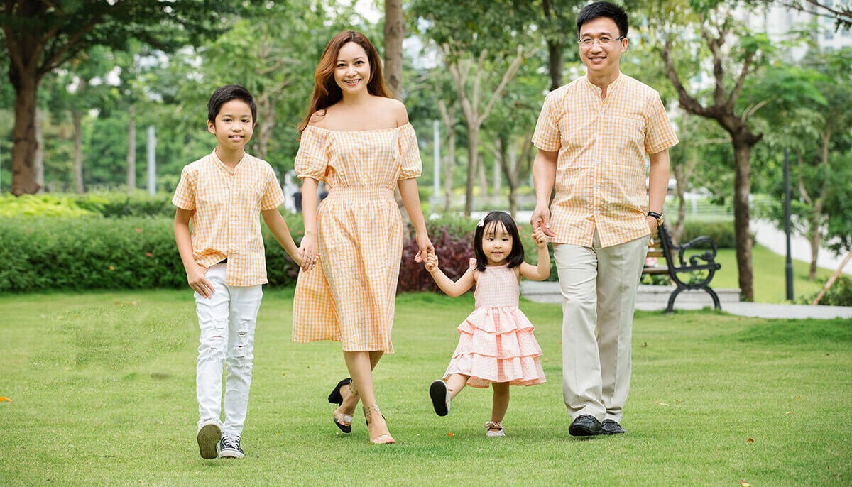 Gia đình đi dạo cười đùa vui vẻ ngoài trời