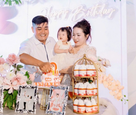Khoảnh khắc cả nhà quây quần bên bàn tiệc sinh nhật