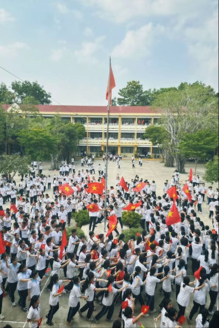 Cảnh học sinh toàn trường