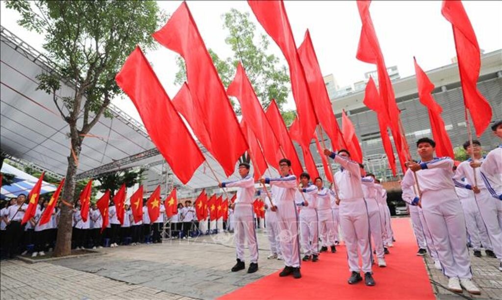 Chụp từ dưới lên đội cầm cờ