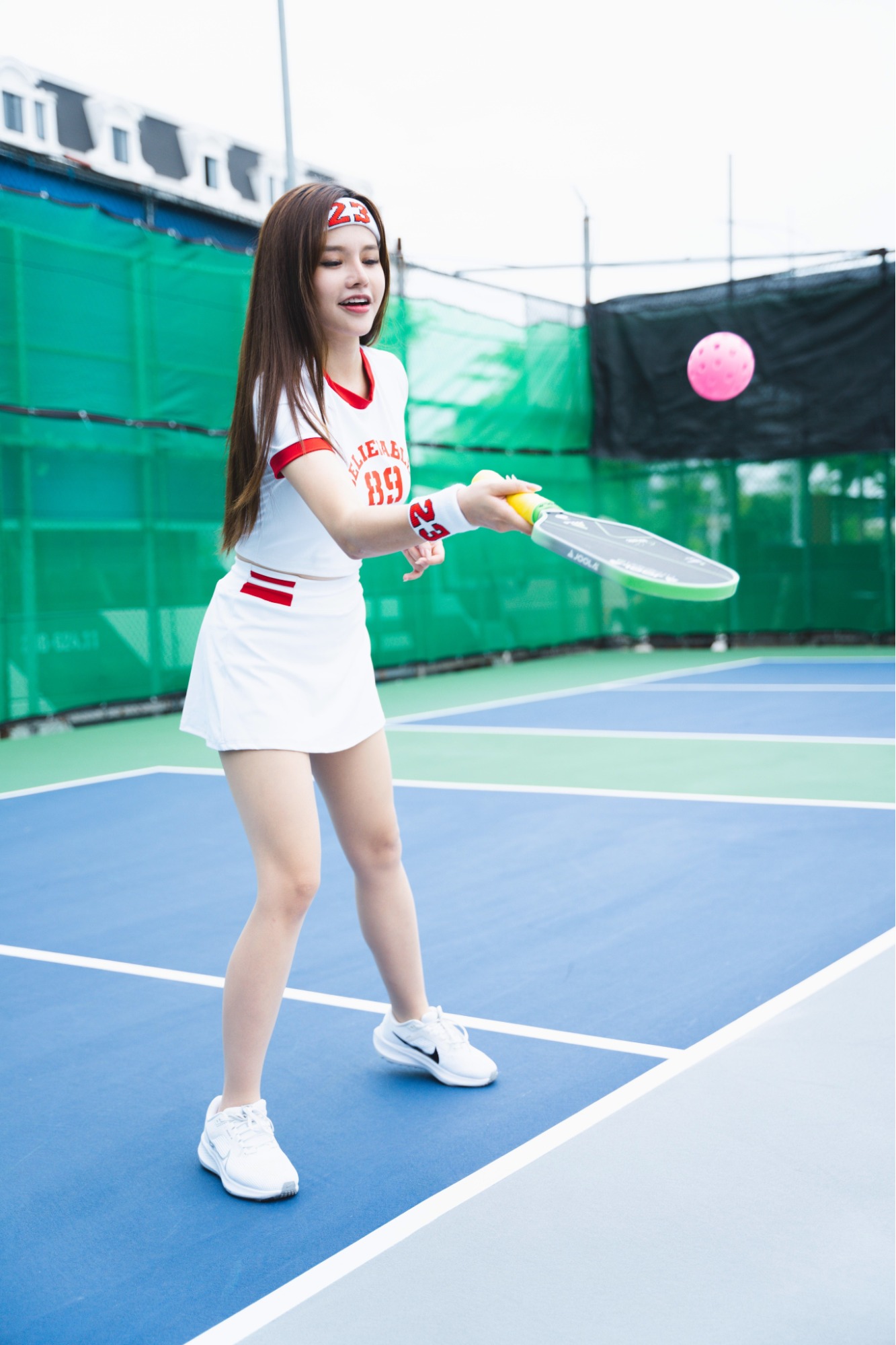 Chụp ảnh Pickleball nữ vung vợt đỡ bóng đầy mạnh mẽ trên sân