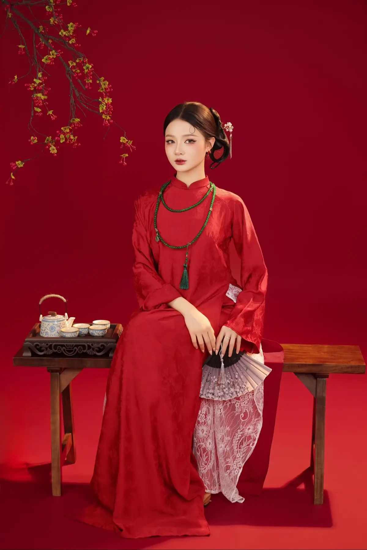 Mặc áo dài thướt tha chụp ảnh trên tông nền đỏ cũng vô cùng nổi bật
